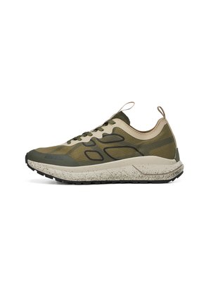 Basket de sport vert olive et beige avec des accents vert foncé, semelle blanche mouchetée, et languettes sur la languette et le talon.