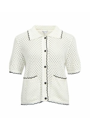 Vit kortärmad cardigan med perforerat mönster, svart kant och två framfickor. Den har en rundad krage och knappstängning.