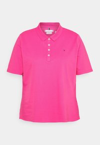 Roze polo shirt van katoen, met een kraag, korte mouwen, drie knopen aan de voorkant en een klein logo op de linkerborst.