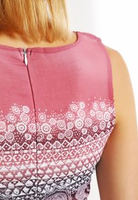 Ärmelloses Kleid mit rot-weißen Mustern und rundem Ausschnitt, das einen Reißverschluss auf der Rückseite und ein Farbverlauf-Design aufweist, das zu Weiß übergeht.