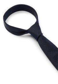 Mornarsko modra kravata iz teksturirane tkanine, z tradicionalnim vozlom na vratu in zoženo konico, leži položena na belem ozadju.