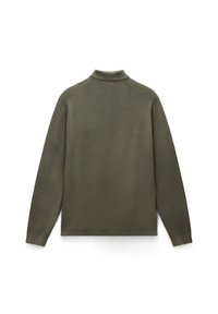 Olijfgroene langslavendel pullover met een verhoogde kraag, textuurstof en geribde manchetten. Eenvoudig ontwerp, zonder zichtbare logo's of patronen.