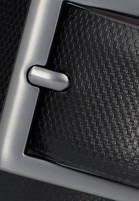 Czarny skórzany pasek o teksturowanym wykończeniu, z prostokątną srebrną klamrą i mechanizmem zapięcia na szpic.