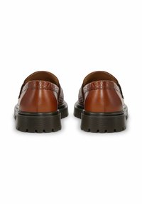 Ruskeat nahkakengät, joissa on kuvioitu ja koristeellinen päällinen sekä paksu, uurrettu musta kumipohja. Slip-on-malli ilman näkyviä nauhoja.