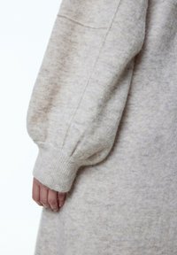 Hellbeige Strickpullover mit einem weich strukturierten Stoff, weiten Ärmeln und gerippten Bündchen, sowie einem glatten, nahtlosen Körperdesign.
