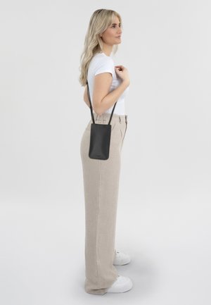 EZRA - Phone pouch - black