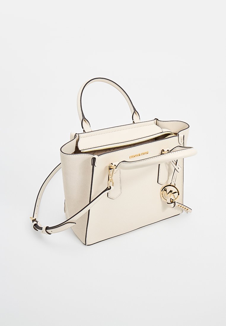 Beige Lederhandtasche mit goldenen Beschlägen, Reißverschluss an der Oberseite, kurzen Griffen und einem abnehmbaren Schulterriemen. Schwarze Akzentnähte.