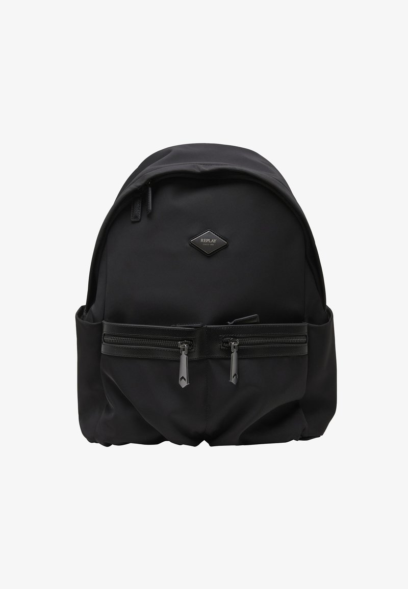 Sac à dos noir Replay avec double poche avant zippée, poches latérales et fermeture éclair sur le compartiment principal supérieur.