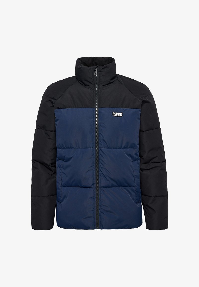 Marinblå pufferjacka med svarta axlar, quiltat mönster, hög krage, frontdragkedja och diskret logotyp på bröstet. Hållbart syntetmaterial.