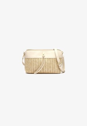 Borsa a tracolla beige con una parte inferiore in paglia intrecciata e testurizzata e una parte superiore in pelle liscia, dotata di una tracolla regolabile e hardware dorato.