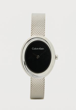 Montre avec bracelet en maille argentée et cadran ovale noir, avec des aiguilles des heures et des minutes minimalistes, marquée du logo "Calvin Klein".