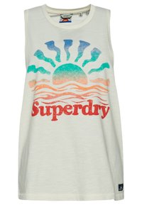 Biała, bezrękawnikowa podkoszulka z bawełny, z kolorową grafiką słońca i fal w odcieniach niebieskiego, pomarańczowego i czerwonego, oraz napisem "Superdry" w kolorze czerwonym.