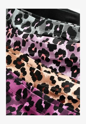 Štiri platnene trakove z vzorcem leopardjega tiska v odtenkih črne, sive, vijolične in bež barve, z vidnimi šivi ob robovih.