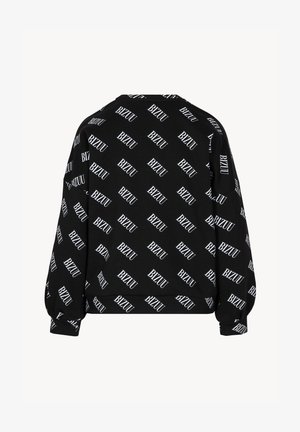 Zwarte sweatshirt met een herhaald wit "BIZUU" logo patroon. Heeft een losse pasvorm, verlaagde schouders en een ronde hals. Zacht materiaal.