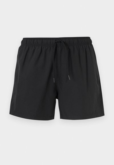 Μαύρα casual σορτς με ελαστική μέση και μαύρο κορδόνι, κατασκευασμένα από ελαφρύ ύφασμα, απλωμένα επίπεδα σε ανοιχτό φόντο.