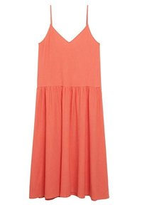 Robe spaghetti en corail avec décolleté en V, présentant un corps ajusté et une jupe évasée et froncée. Fabriquée en tissu léger.