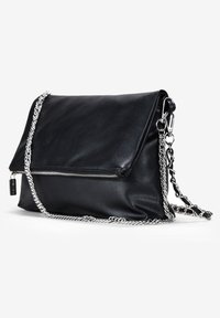 Borsa a tracolla nera in pelle con design pieghevole, caratterizzata da una tracolla in catena argentata e chiusura con zip. Texture liscia, dettagli minimi.
