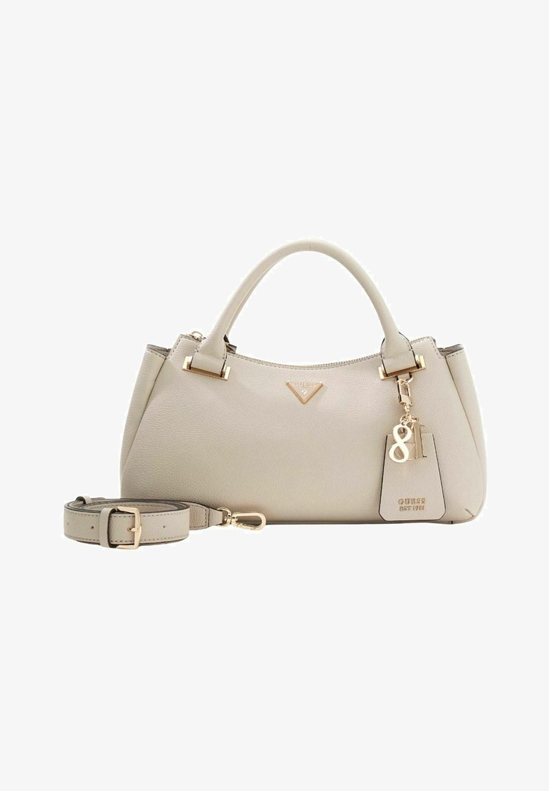 Sac à main gris clair avec une forme structurée, en cuir synthétique, ornements en métal doré, et une bandoulière amovible.