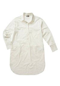 Camicia bianca a maniche lunghe in cotone, con colletto, placca frontale e orlo curvo, caratterizzata da una texture liscia.