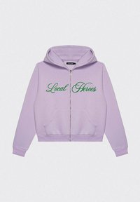 Fioletowa bluza z kapturem na zamek błyskawiczny, z regulowanym kapturem, przednimi kieszeniami oraz haftem "Local Heroes" w zielonym kursywie na piersi.