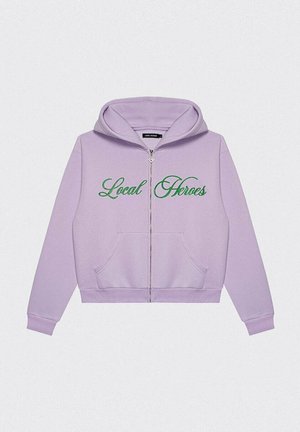 Fioletowa bluza z kapturem na zamek błyskawiczny, z regulowanym kapturem, przednimi kieszeniami oraz haftem "Local Heroes" w zielonym kursywie na piersi.