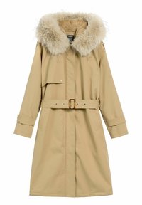 Beżowy płaszcz trench z kołnierzem z sztucznego futra, z paskiem w talii i bocznymi kieszeniami. Posiada zapięcie na guziki i ściągacze na mankietach. Gładka tekstura tkaniny.