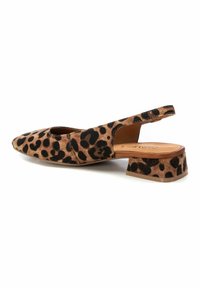 Zapato slingback de estampado de leopardo con punta afilada, tacón plano negro y material suave y texturizado. Cuenta con un diseño abierto en la parte trasera y recortes en los laterales.