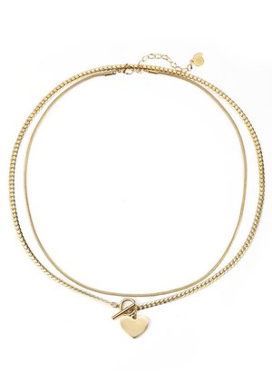 Collana multi-strato in oro con un ciondolo a forma di cuore, caratterizzata da una combinazione di link della catena lisci e testurizzati e una chiusura a toggle.