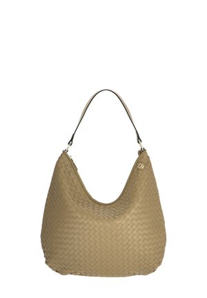 Torba na ramię z plecionej skóry w kolorze taupe, z pojedynczym paskiem, subtelnym złotym suwakiem i zawieszką z logo na jednolitym białym tle.