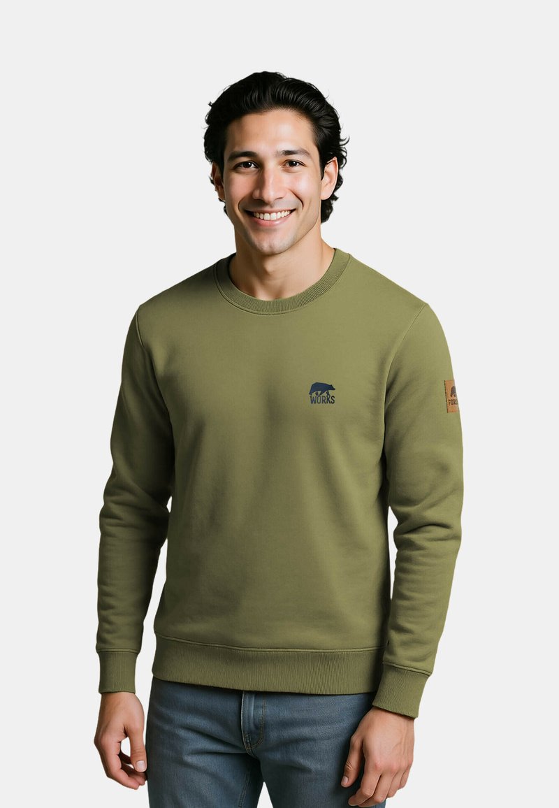 Olijfgroen sweatshirt met geribbelde manchetten en onderrand, voorzien van een klein blauw berenlogo op de borst en een bruine label op de mouw.