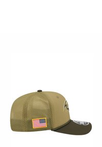 Olivegrüner Hut mit Meschtextur, mit einem Logo auf der Vorderseite und einem Aufnäher der amerikanischen Flagge an der Seite, geschwungenem Schirm und Snapback-Verschluss.