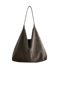 Geantă tote din suede maro cu o formă triangulară și două mânere lungi, înguste. Textură netedă și design minimalist, fără hardware vizibil.