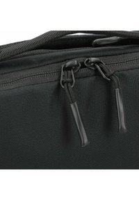 Borsa in tessuto nero con superficie testurizzata, dotata di due cerniere con accessori e tiranti in plastica nera.