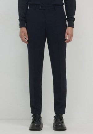 Pantalons tailored bleu marine en tissu léger avec une texture lisse, dotés d'une fermeture éclair à l'avant, d'un bouton et de poches latérales.