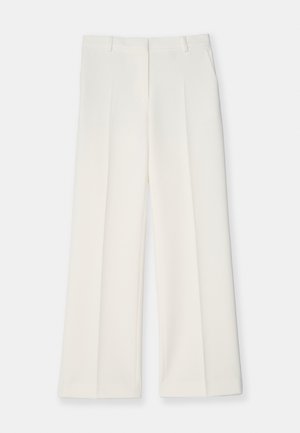 Wijd geplooide broek van licht crèmekleurige stof, met een gladde textuur, voorkeursplooien en twee zijkanten. Op maat gemaakte tailleband.