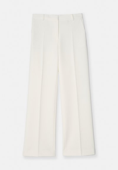 Pantalons évasés en tissu crème clair, avec une texture lisse, des plis sur le devant et deux poches latérales. Design de taille ajustée.
