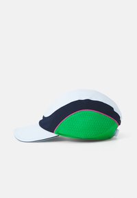 Căciulă multicoloră cu secțiuni de albastru deschis, bleumarin și verde aprins, având un model texturat, vizor curbat și accente roz de-a lungul cusăturilor.
