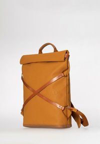 Rucksack mit Rollverschluss aus senfgelbem Stoff, verziert mit braunen Lederakzenten und -riemen. Verfügt über einen Griff und ein geprägtes Logodesign.