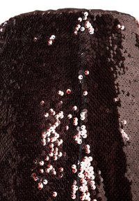 Nahaufnahme eines dunklen, glänzenden Stoffes, dicht bedeckt mit kleinen, reflektierenden Pailletten, die einen schimmernden Effekt erzeugen.