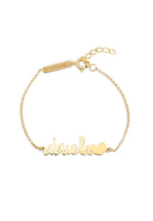Pulsera de oro con la palabra "abuela" en cursiva, con un acento en forma de corazón, asegurada con un cierre tipo langosta y cadena ajustable.