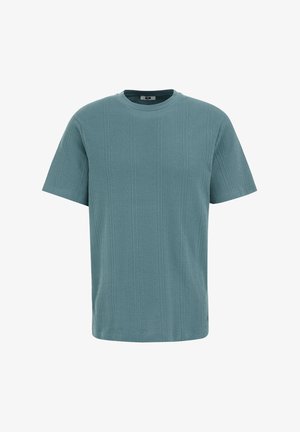 Heled sinine lühikese varrukaga t-särk, millel on tekstuuriga muster ja ümar kaelus. Valmistatud pehmest kangast, mille allääres on väike logo detail.