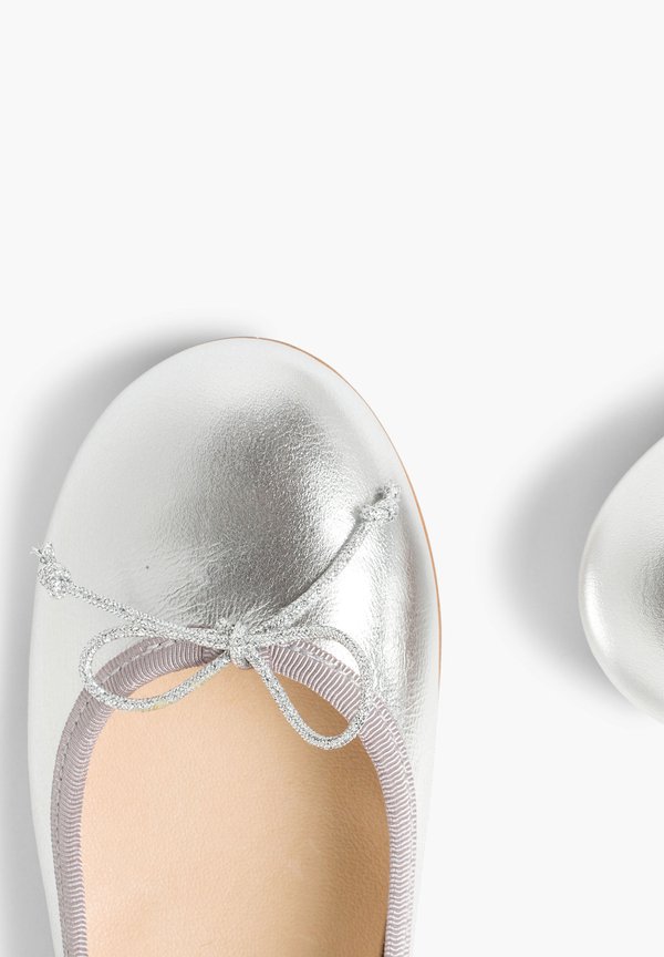 NIÑA PIEL MANOLETINAS  – Klassischer Ballerina – plata