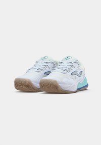Un paio di scarpe sportive bianche con suole in gomma, con accenti blu e verde-teal, e lacci, posizionato affianco su uno sfondo bianco.
