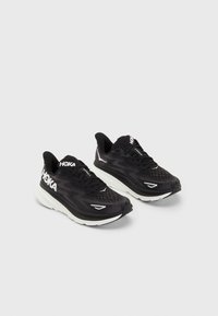Scarpe da corsa nere con una tomaia in mesh testurizzato, logo bianco, colletto imbottito e una spessa intersuola bianca per l'ammortizzazione.
