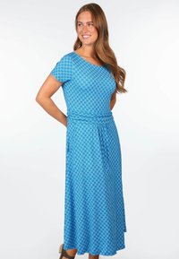 Blaues, gemustertes Kleid mit kurzen Ärmeln, einer taillierten Taille und einem fließenden Rock. Hergestellt aus leichtem Stoff mit einem geometrischen Design.