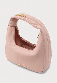 Różowa skórzana torebka z kieszenią na złoty zamek błyskawiczny i złotym logo marki, posiadająca miękką rączkę i ziarnistą fakturę.