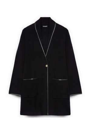 Cappotto di lana nera con colletto a scialle, bordature silver, chiusura con un bottone dorato e due tasche frontali. Tessuto liscio, design moderno.