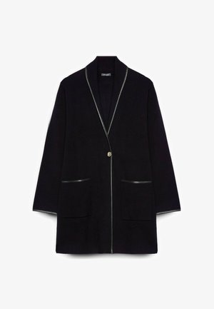 Schwarzer Wollmantel mit Schalkragen, silberner Biese, einfachem goldenen Knopfverschluss und zwei Vordertaschen. Glatte Textur, modernes Design.