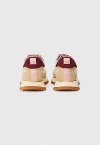 Un paio di sneaker beige con accenti bordeaux e rosa, viste da dietro su uno sfondo bianco.