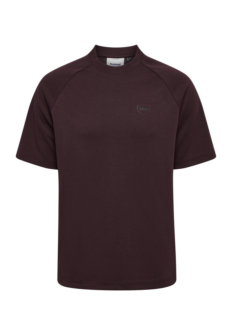 Donker bordeaux T-shirt met een ronde hals en korte raglanmouwen. Bevat een subtiel logo op de bovenste linkerkant van de borst. Zacht, soepel materiaal.